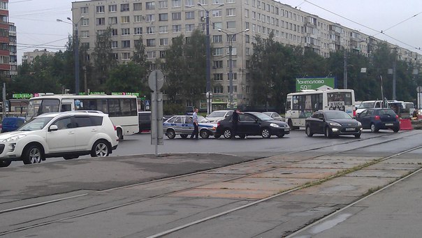 Полицейская 2114 попала в ДТП на пересечении Бухареской и Димитрова.