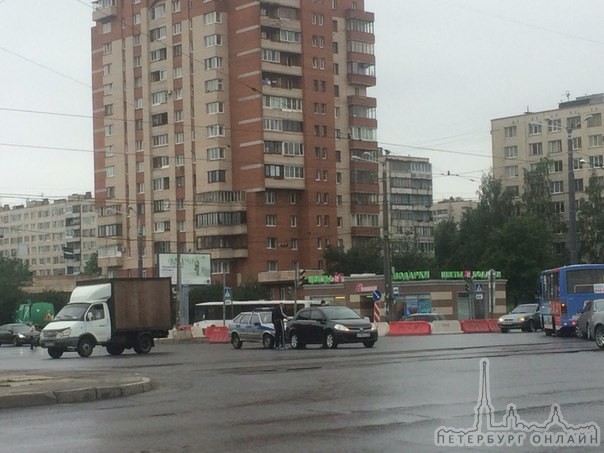 Полицейская 2114 попала в ДТП на пересечении Бухареской и Димитрова.
