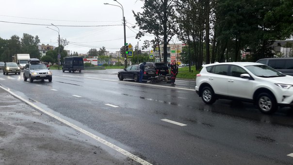 Мотоциклист не справился с управлением на скользкой дороге и влетел головой впереди стоящую хендай. ...