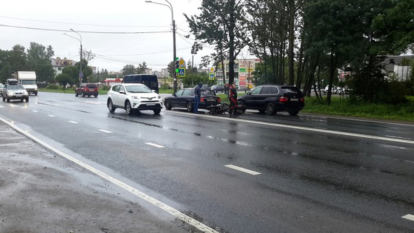 Мотоциклист не справился с управлением на скользкой дороге и влетел головой впереди стоящую хендай. ...