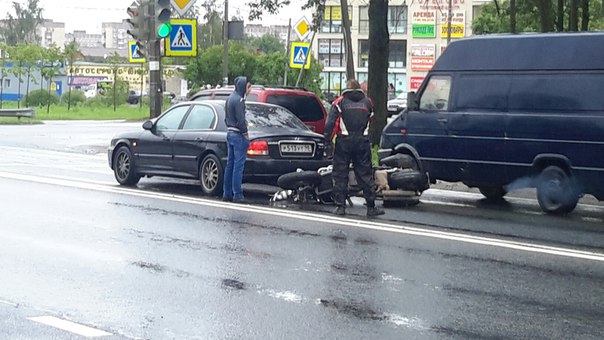 Мотоциклист не справился с управлением на скользкой дороге и влетел головой впереди стоящую хендай. ...