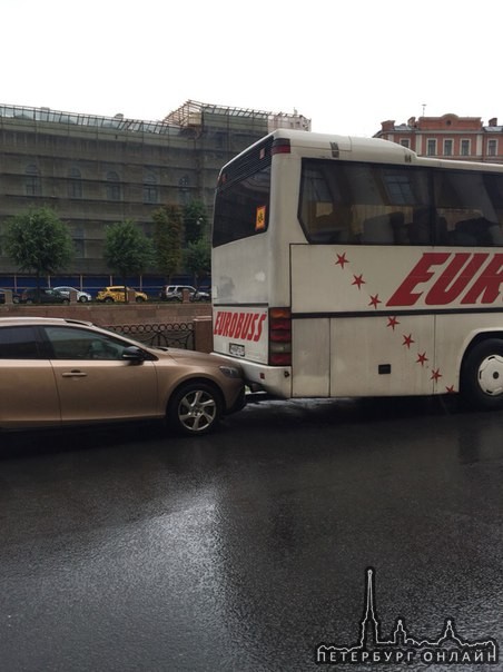 На Набережной мойки 94, у Юсуповского дворца, автобус задом въехал в Volvo. После этого, как ни в че...
