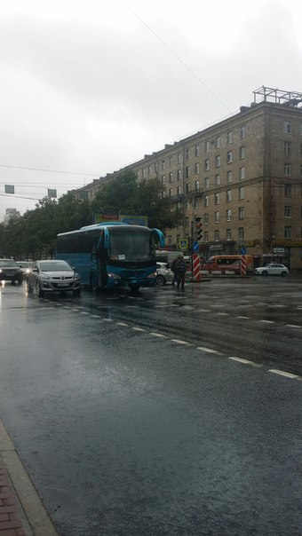 На Московском проспекте около метро Московская, автобус догнал BMW 1, в центр пробка