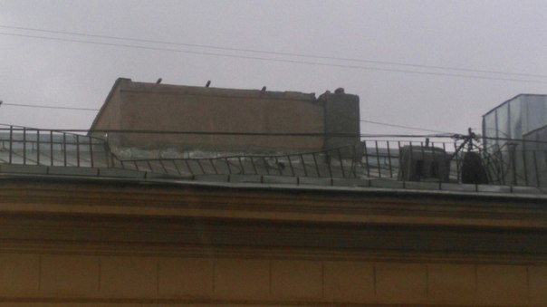 На Нарвском проспекте у дома 15-17 сорвало крышу, оборваны провода.