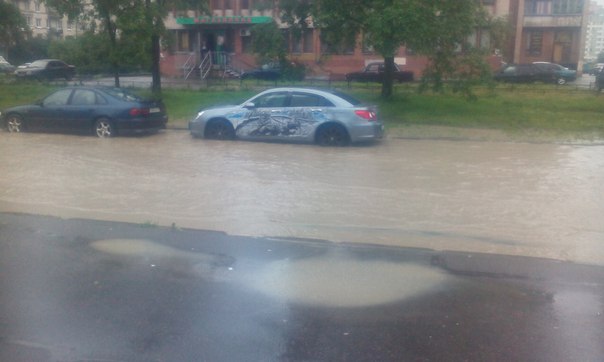 На ул.стойкости и генерала Симоняка прорвало трубу ...потоп актуально на 10 30