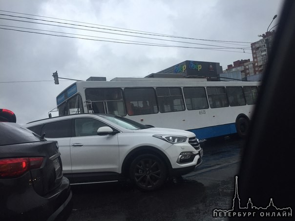 Долгоозерная, на перекрёстке где 5 озёр встал трамвай загородив проезд