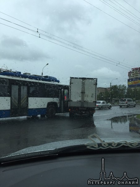 Большевиков 37/1 выезжая из кармана ГАЗель не пропустила тролейбус, занят правый ряд