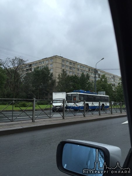 Большевиков 37/1 выезжая из кармана ГАЗель не пропустила тролейбус, занят правый ряд