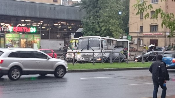Кантемировская напротив метро Лесная. Перекрыли наглухо