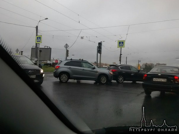3 внедорожника устроили ДТП при развороте на перекрёстке Казакова и Котина