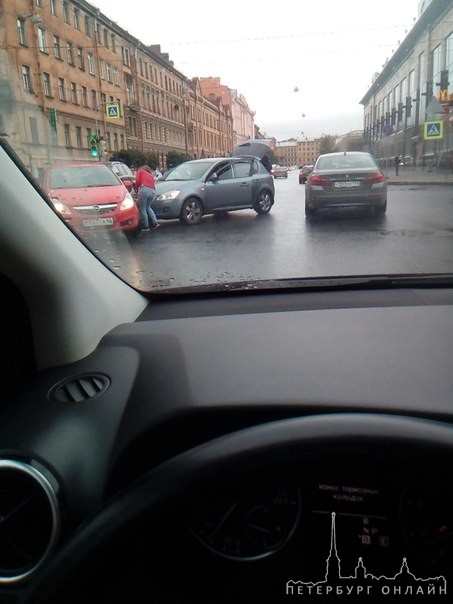 Маленькая неприятность на перекрестке Марата и Звенигородской, оценивают повреждения и мешают поворо...