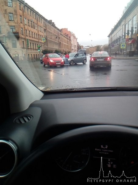 Маленькая неприятность на перекрестке Марата и Звенигородской, оценивают повреждения и мешают поворо...