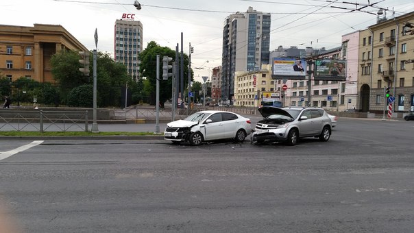 1 июля 2016 года произошло ДТП на пересечении Лесного проспекта и Кантемировской улицы в 20:40. Учас...