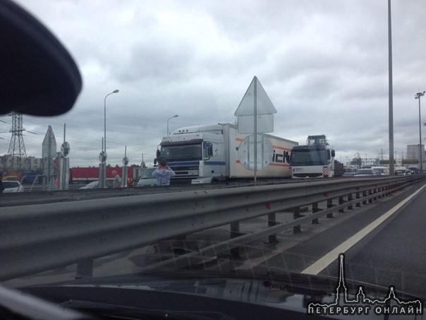 Кольцо встало!авария в сторону Пулковского шоссе,не доезжая до поста в районе Купчино. 2 большегруза...