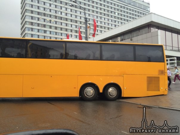 На Лермонтовском проспект около гостиницы Азимут, автобус перегородил две полосы в сторону Обводного...