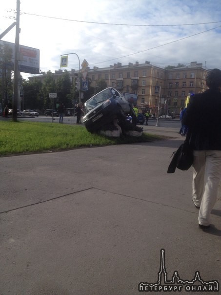 На Варшавской улице у Метро Московская, где час назад авария произошла: