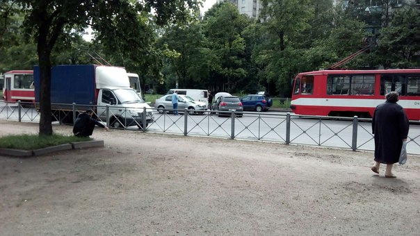 Авария на участке после перекрёстка Науки и Карпинского в сторону Академической.стоят трамваи в оба ...
