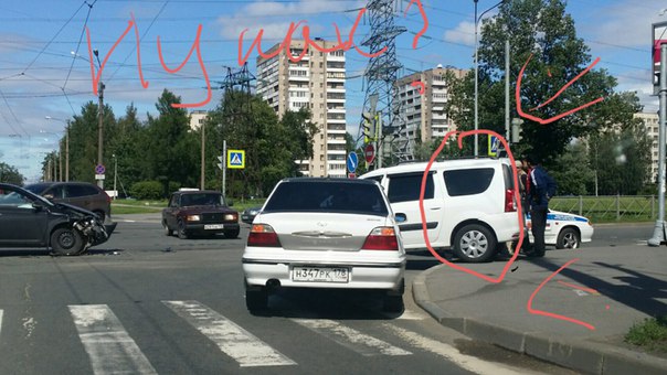 Перекресток блюхера и кондратьевского. Пострадавших нет. Водитель из средней Азии выехал с тратуара....