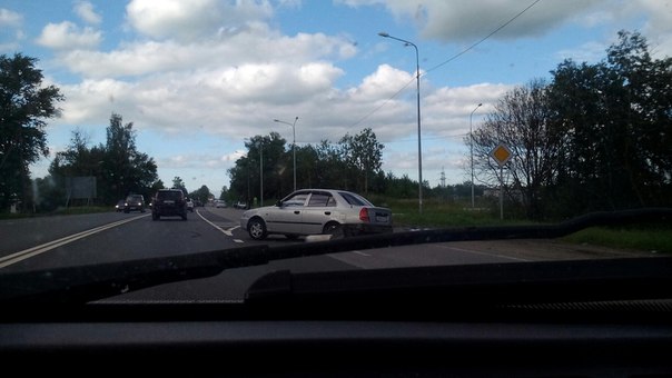 В поселке Вайя,при въезде со стороны Гатчины,хендай убрался об Оку. ДПС нет,пробка намечается.