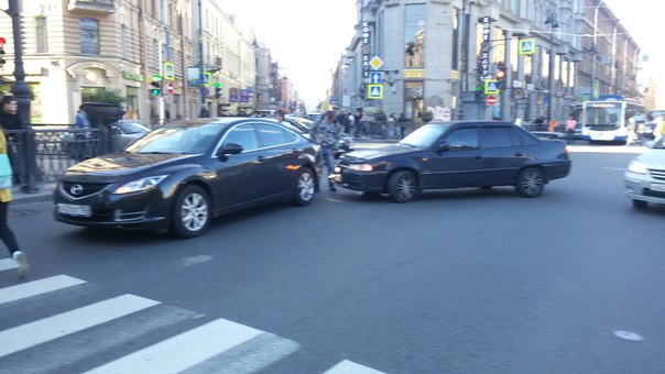 Угол Загородного и Ломоносова, на Пяти углах. Собирают пробку от Владимирской площади по Загородному...