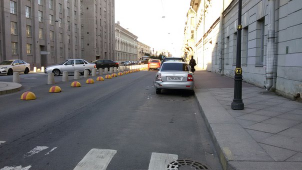 Около 19.30 при повороте с Литейного проспекта на улицу Захарьевская "чёрный бумер" Х6 с номерами А ...