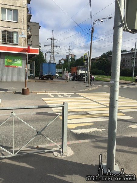 На Омской улице перед Ланским шоссе, автомобиль на выезде из двора попал грузовику в слепую зону и ...