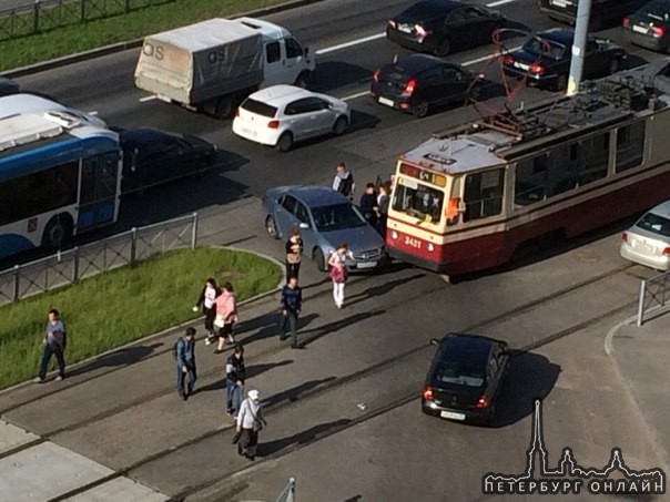 Столкнулись трамвай и иномарка. Проспект Косыгина.