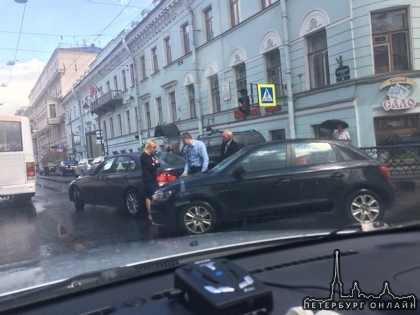 На Литейном и Некрасова мужчины приехали даме на BMW в попец, но виновато потупив взор стоит почему-...