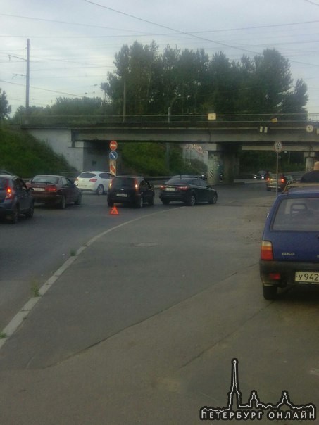 На Благодатной ул. перед мостом, встретились два Fordа