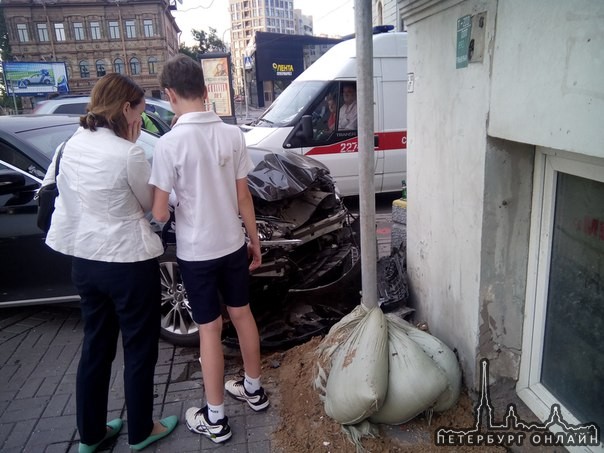 ересечение Песочной наб. и Большой Зелененой ул, напротив мини Вантового моста лобовое столкновение ...