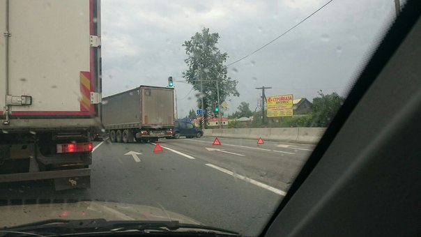 Фура задела 3 автомобиля на Московском шоссе в Любани и перекрыла собой и ими все подолосы в сторон...