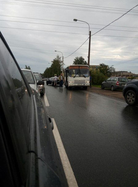 Только что, на переезде около жд станции в Пушкине автобус, объезжавший пробку по встречке со сторон...