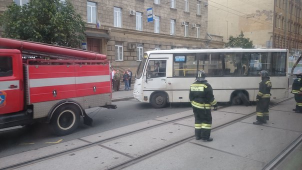 Кондратьевский пр. в сторону фин. вокзала. У маршрутке отлетели колеса, пожарная пытается вытащит...