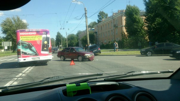 Чурка на Нексии повернул,где поворотама нэт.. и отправил Lancer на поребрик