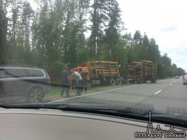 На А121 возле поворота на Сосново в кювете лесовоз. Вроде особо не мешает. На 14.45 все еще отдыхает...