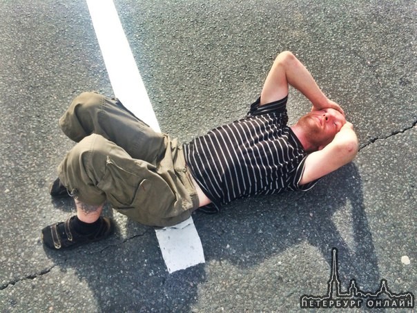 Этот пьяный идиот прилёг посреди дороги на Парашютной улице, в том самом месте где опасный 90 градус...