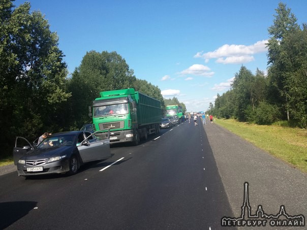 На Мурманском шоссе Авария из 4-х машин, одна из них бетономешалка. Одна машина в кювете. Вроде все ...