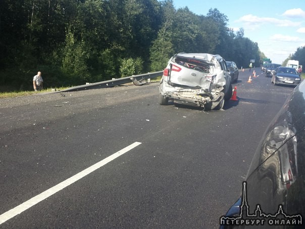 На Мурманском шоссе Авария из 4-х машин, одна из них бетономешалка. Одна машина в кювете. Вроде все ...