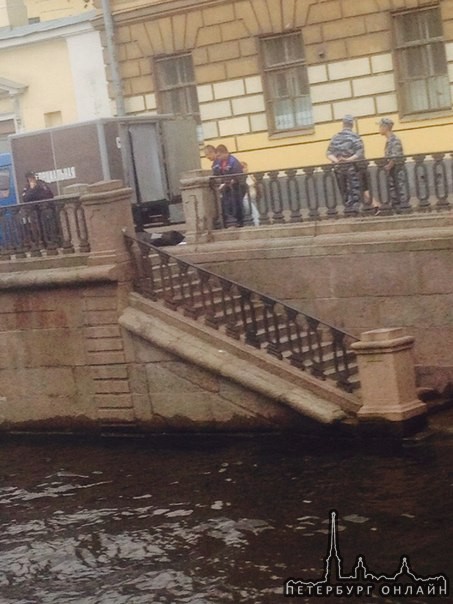 На Канале Грибоедова труп,неизвестно что произошло.
