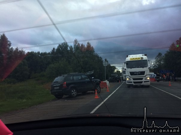 Крупная авария на трассе М10, мост через реку Чулковка. три машины на куске дороге, где организовано...