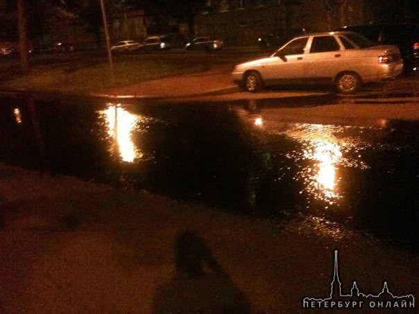 Журчат ручьи на Замшиной улице у дома 25, что-то прорвало :(