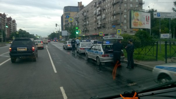 Полиуия чувака заблокировала со всех сторон, сбили с ног, запинали и фаталити!