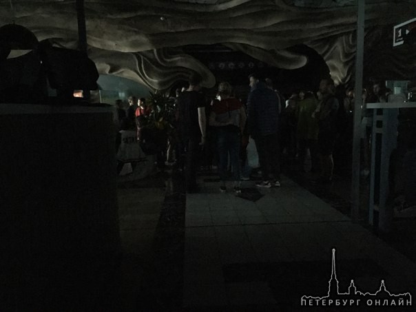 В ТРК Питерленд уже час нету электричества :) но люди продолжают стоять в очередь в аквапарк :))