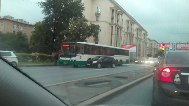 На Ивановской не разъехались автобус и Dodge, пробка в сторону Володарского моста