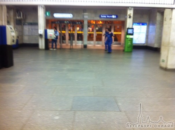 метро московская закрыта на вход и выход по техническим причинам