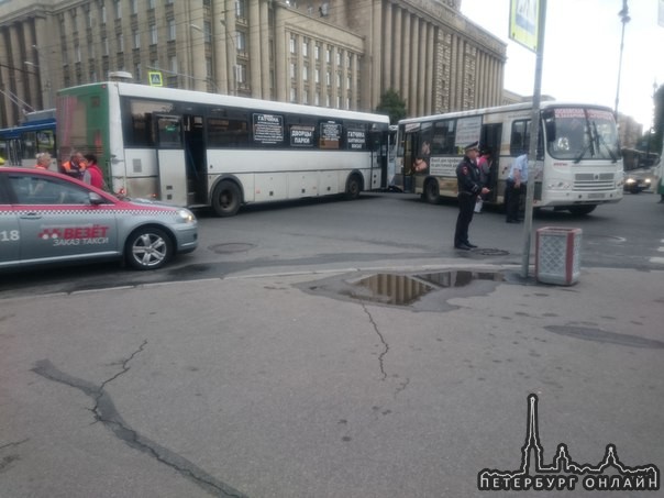 На пересечении Демонстрационного и Типанова, автобус примял маршрутку. Великое стояние троллейбусов,...