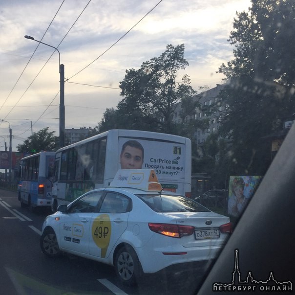 Яндекс такси ударил маршрутку на Ветеранов в сторону Лени Голикова.