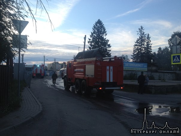 В Сертолово на стоянке Сгорело 8 машин полностью. Пожарные приехали в 3.40.