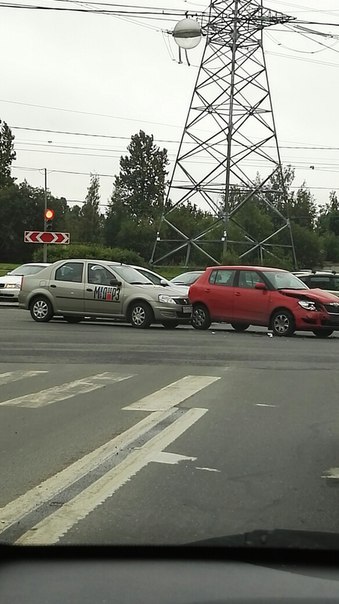 Перекресток Передовиков и Ириновского пр., напротив автосалона «Открытая дорога». Renault и Skoda. Как ...