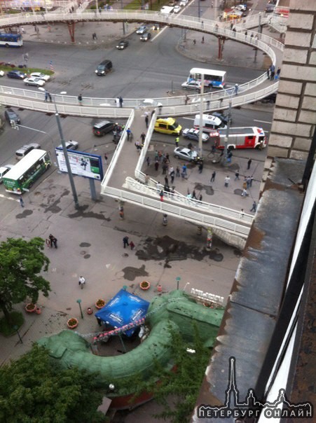 На перекрестке Славы- Будапештская, Renault и хюндай, скорую и полицию вызвала, полиция приехала очень ...